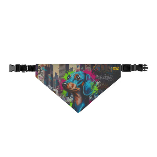 Pañuelo para mascotas con clip - Diseño colorido de perro salchicha con grafiti