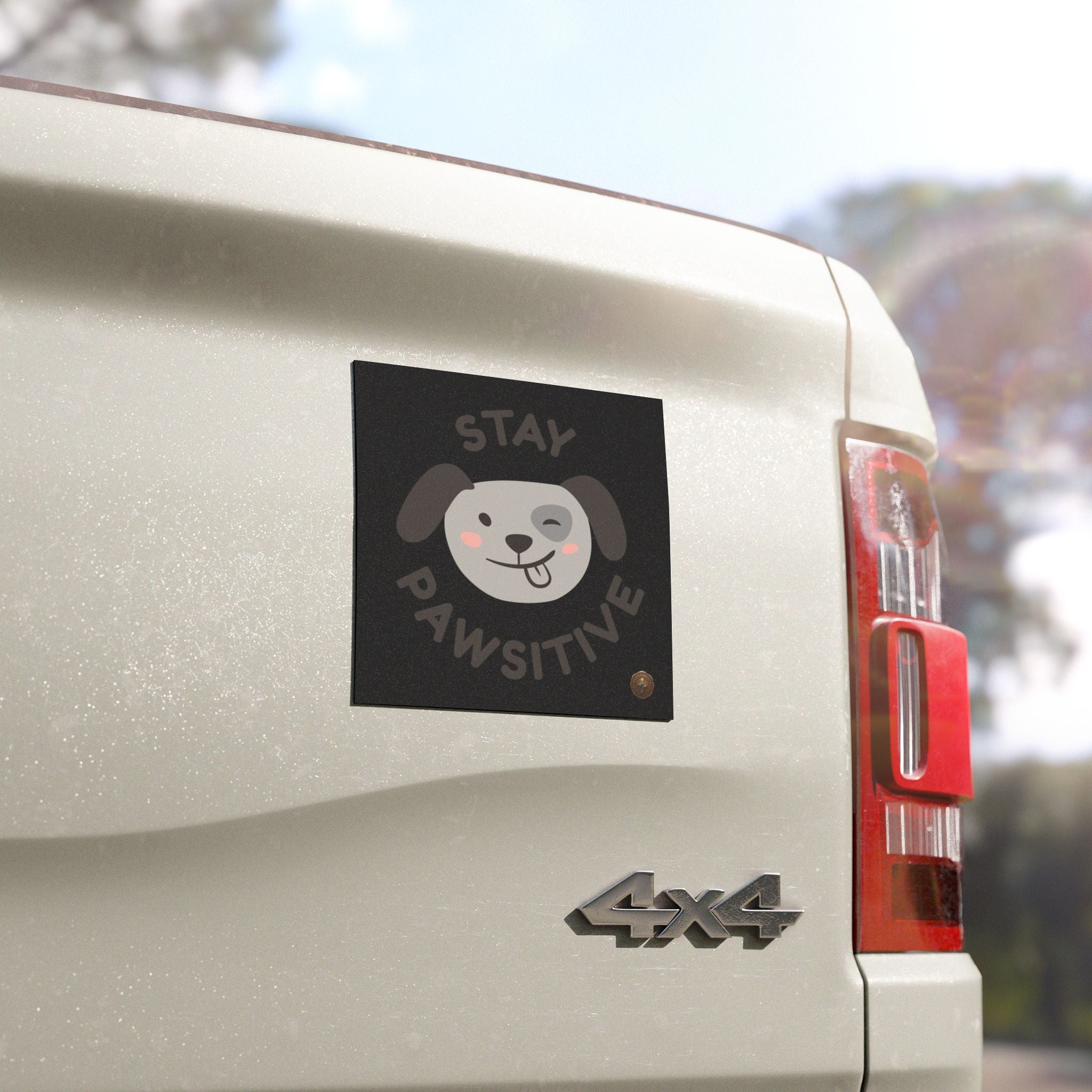 Íman para Carro "Stay Pawsitive" — Decalque Magnético de Cão Fofo a Piscadela